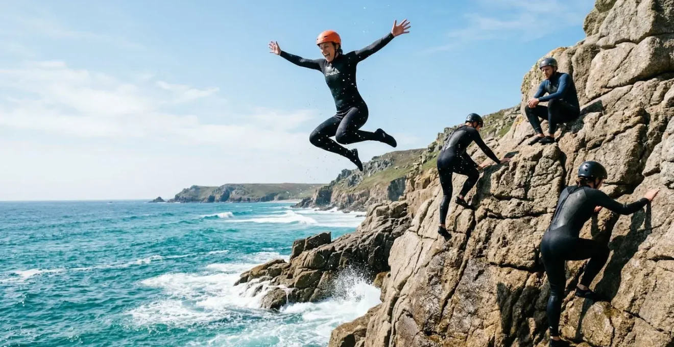 Groupe d'aventuriers pratiquant le coasteering sur une falaise en bord de mer