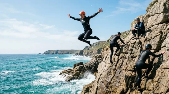 Groupe d'aventuriers pratiquant le coasteering sur une falaise en bord de mer