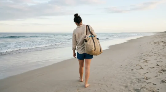 Photo éditoriale d'un cabas de plage causant des tensions cervicales par son portage inapproprié