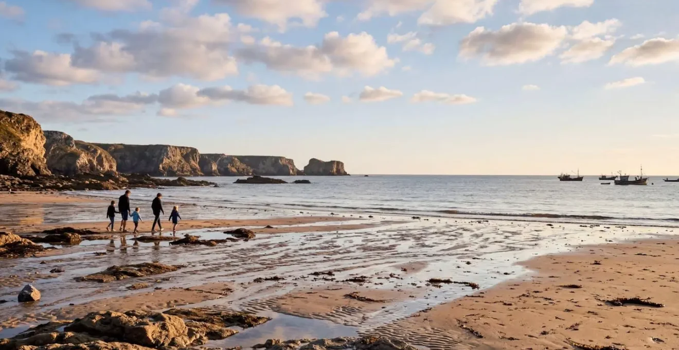 Vue panoramique d'une côte française sauvage avec famille explorant les rochers à marée basse