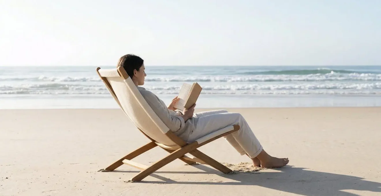 Personne lisant confortablement sur une chaise de plage ergonomique avec le sable et la mer en arrière-plan