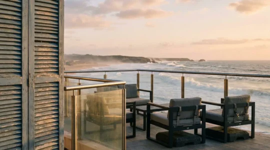 Vue panoramique d'un appartement en bord de mer avec balcon face aux vagues et équipements anti-corrosion