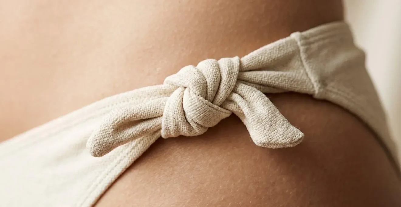 Détail macro d'un nouage de bikini sophistiqué