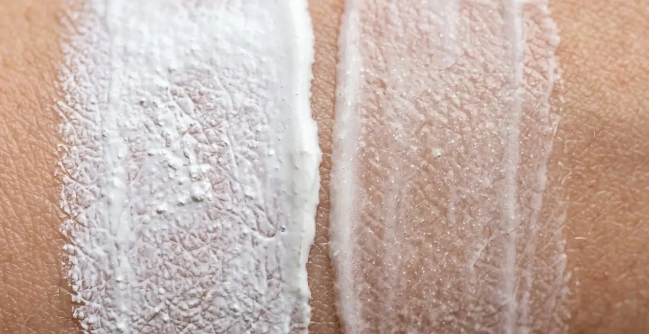 Gros plan sur deux textures de crème minérale blanche et transparente sur peau