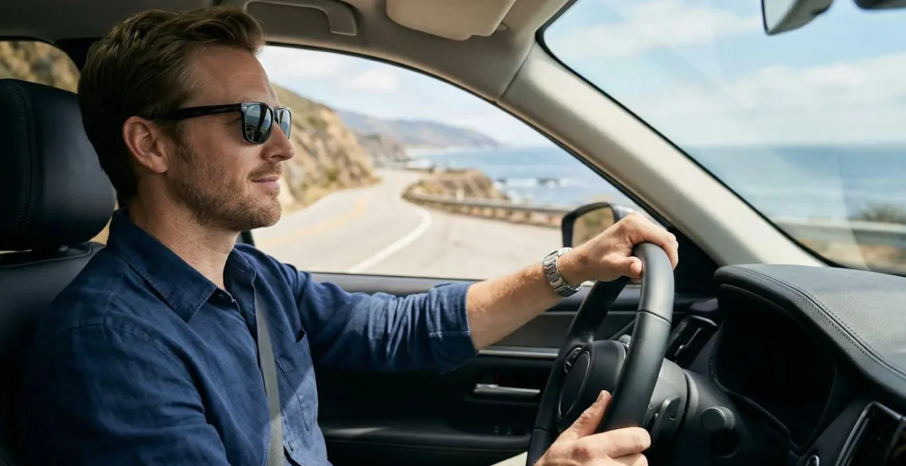 Conducteur portant des lunettes de soleil au volant sur une route ensoleillée en été
