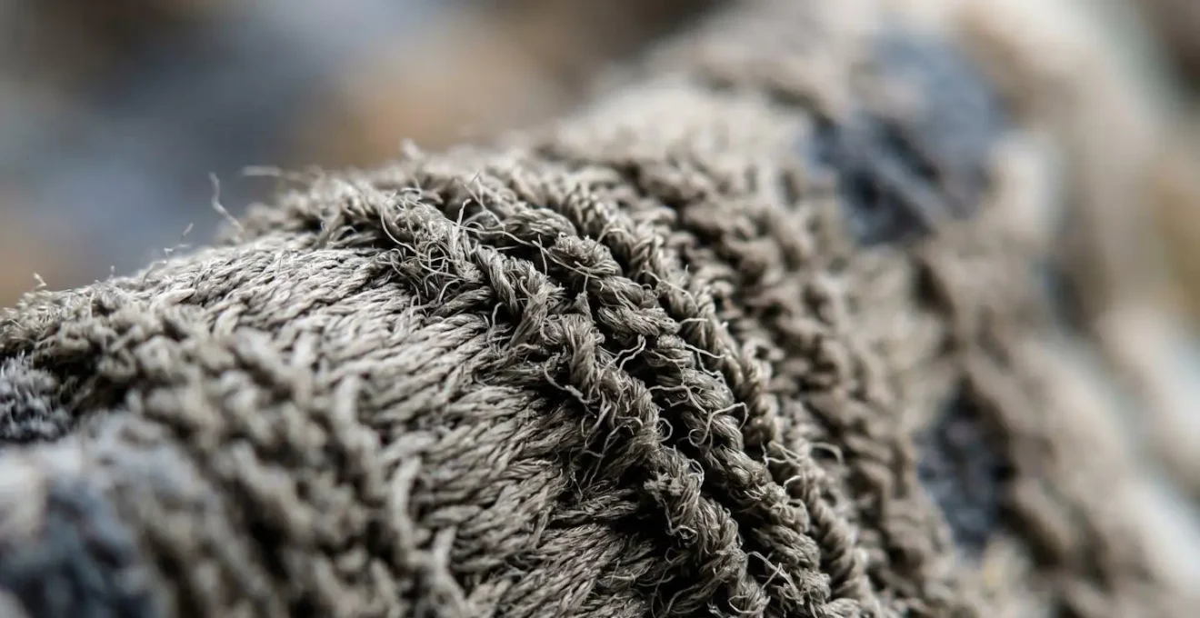 Vue macro détaillée montrant la texture et les fibres d'un tissu de bikini avec effet de lumière naturelle