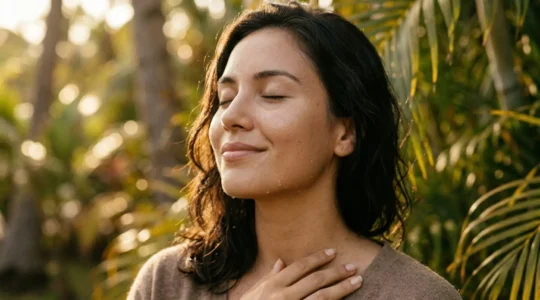 Visage lumineux avec peau radieuse et hydratée dans une lumière dorée estivale