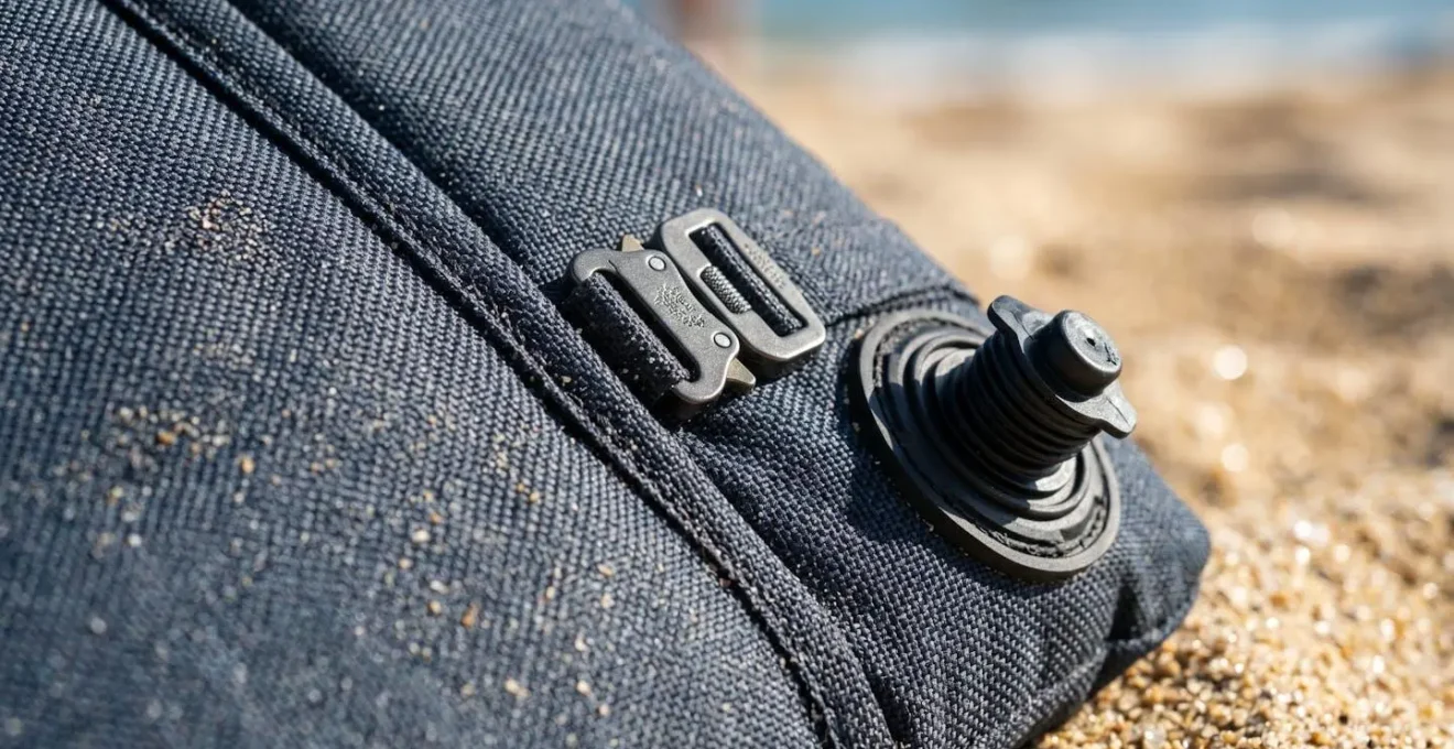 Système modulaire combinant coussin de plage ultraléger avec support lombaire gonflable sur sable fin