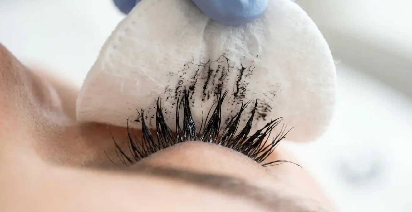 Démonstration de la méthode du peigne pour démaquiller les cils de haut en bas sans les casser